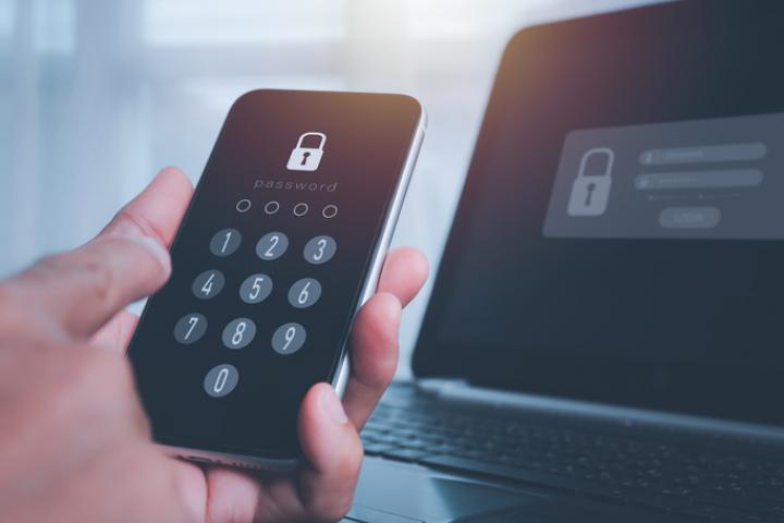 Imagen de archivo de un ordenador y un teléfono móvil.