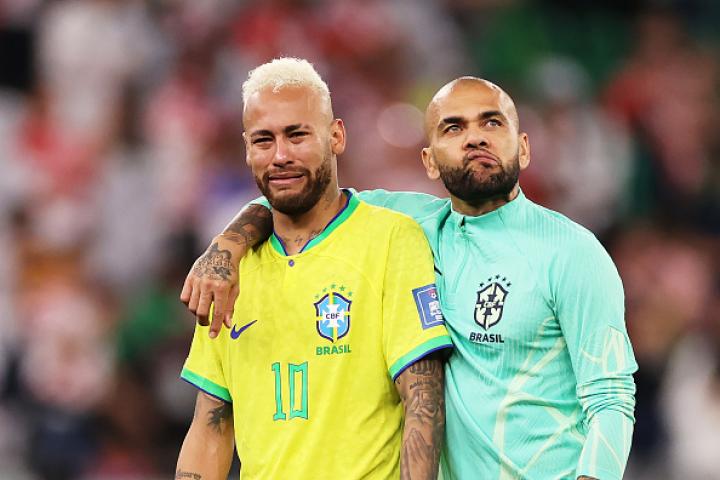 Los futbolistas brasileños Neymar y Dani Alves, en una imagen de archivo tras un partido del Mundial. Alves ha pedido ayuda al padre de Neymar para sufragar la fianza con la que lograr su libertad provisional.