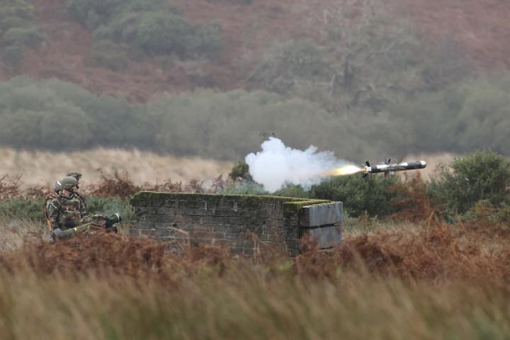 Soldados irlandeses disparan un misil antitanque Javelin en unas maniobras en Líbano.