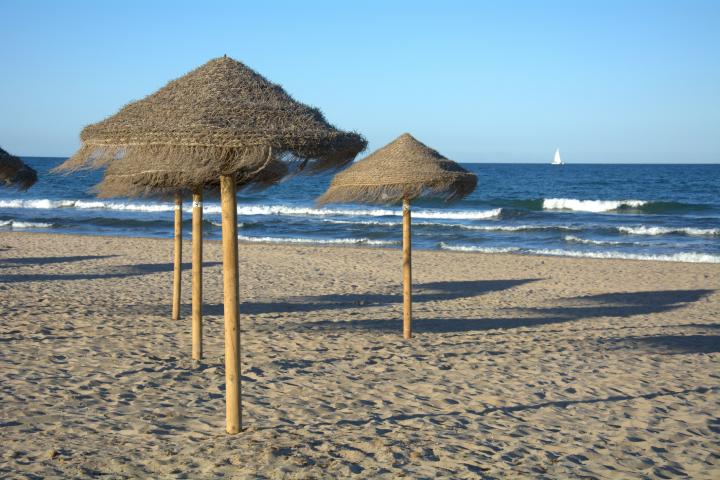 Sombrillas en la playa de La Malvarrosa de Valencia.