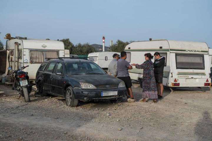 El Ayuntamiento de Ibiza, a través de la Policía Local, se dispone a desalojar el asentamiento de caravanas ubicado en el solar de Sa Joveria, donde se han instalado trabajadores que sufren la carestía de la vivienda en la isla.