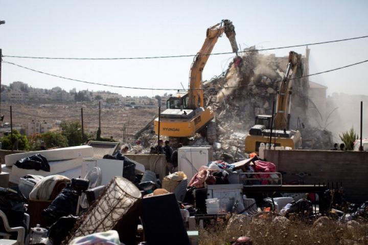 Imagen de archivo de maquinaria pesada israelí demoliendo una casa de una familia palestina.