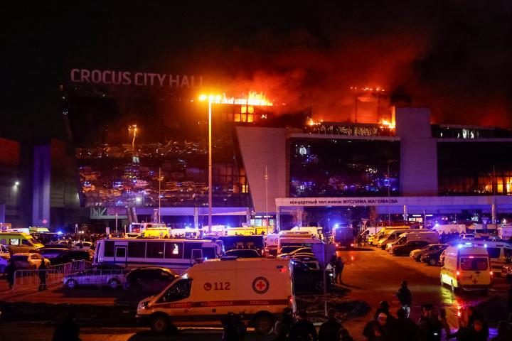 Imagen del incendio en la sala de conciertos Crocus City Hall de Moscú tras el atentado del Estado Islámico