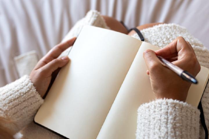 Una mujer a punto de empezar a escribir.