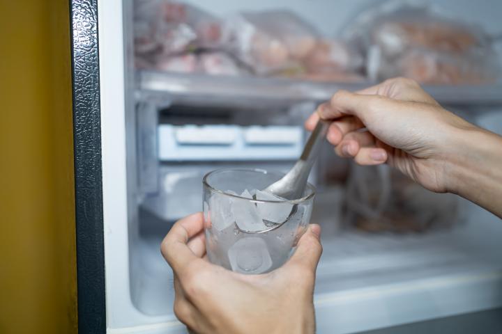 Vaso con cubitos de hielo.