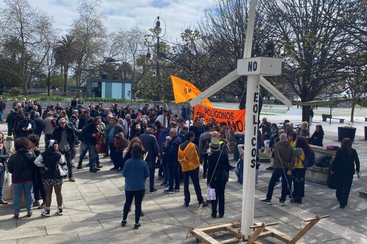Cerca de 200 personas se concentran en Santander para denunciar los "daños medioambientales" de los eólicos