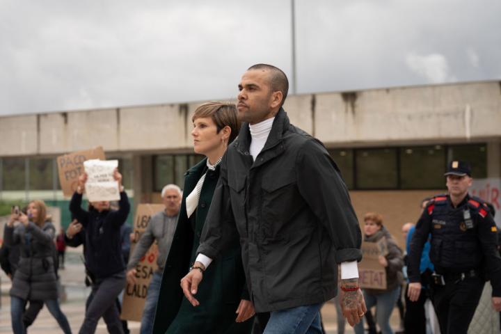 Dani Alves, junto a su abogada, Inés Guardiola
