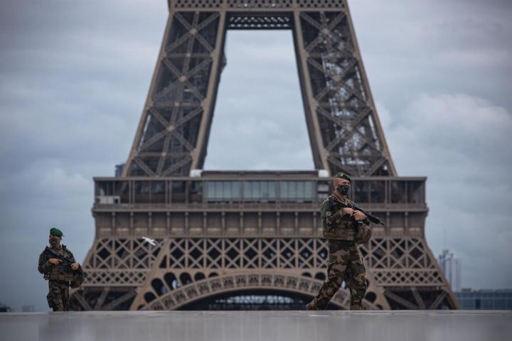 Dispositivo de seguridad en la Torre Eiffel de París