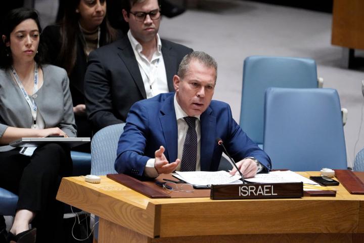 El embajador de Israel ante la ONU, Gilad Erdan, protesta durante el debate por Gaza