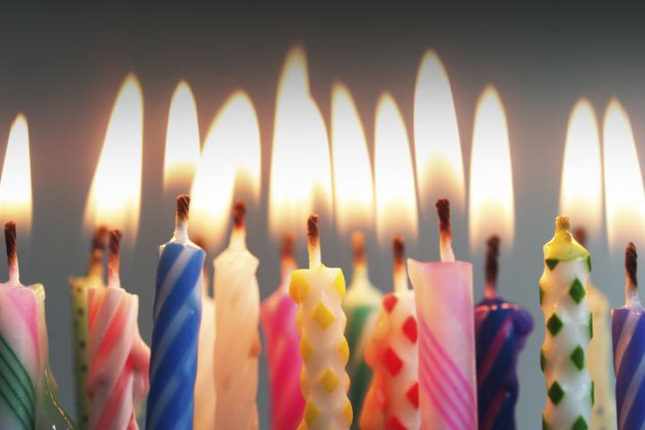 Imagen de archivo de velas de cumpleaños.