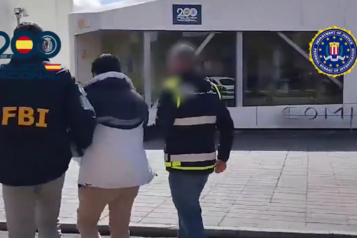 Momento en el que los agentes del Cuerpo Nacional de Policía (CNP) y el FBI practican el arresto del fugitivo en Astorga (León).