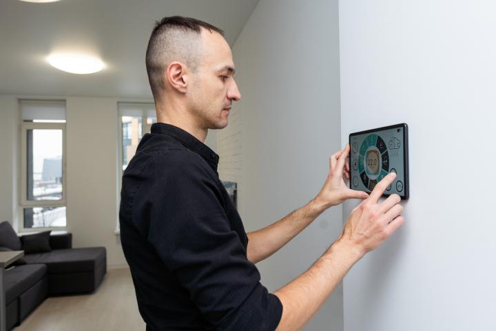 Instalación de una alarma inteligente.