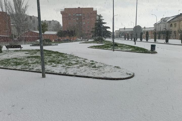 La nieve granulada caída en la Comunidad de Madrid este martes 26 de marzo