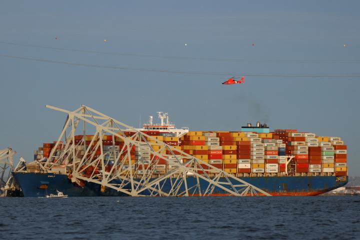 alt="alt="Los medios de rescate sobrevuelan los restos del puente de Baltimore.""