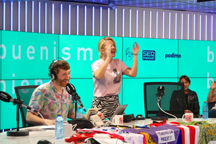 Manuel Burque y Henar Álvarez durante la grabación de 'Buenismo Bien'.