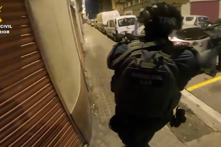 Momento en el que los agentes de la Guardia Civil se disponen a la detención del presunto yihadista en Barcelona.