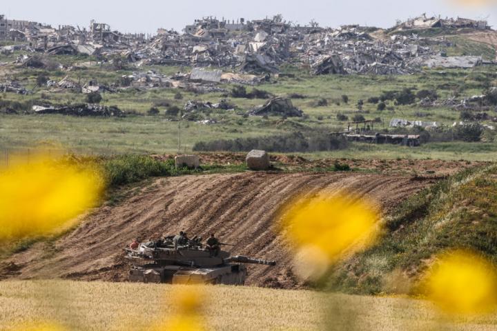 Soldados israelíes en un tanque junto a la frontera con Gaza