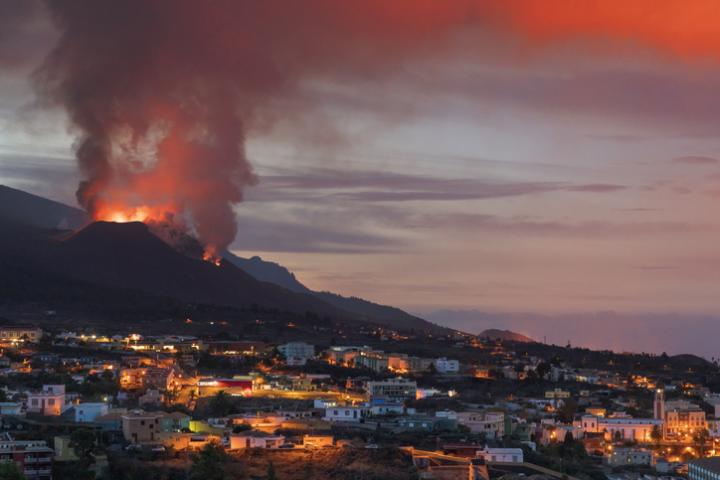 Casas del pueblo de El Paso, ante el volcán de La Palma (Canarias).
