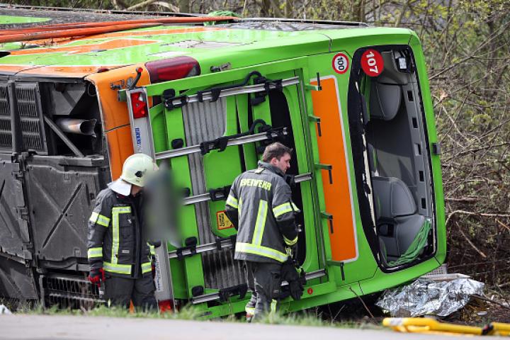 El autocar siniestrado en la autopista alemana A9, en la región de Sajonia.