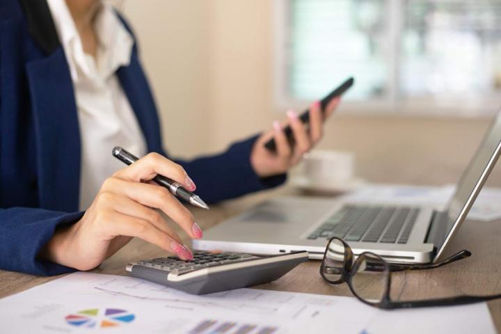 Mujer realizando la declaración de la Renta