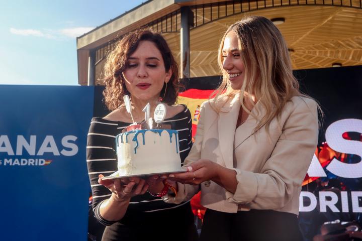 Foto de archivo de Isabel Díaz Ayuso junto a Noelia Núñez.