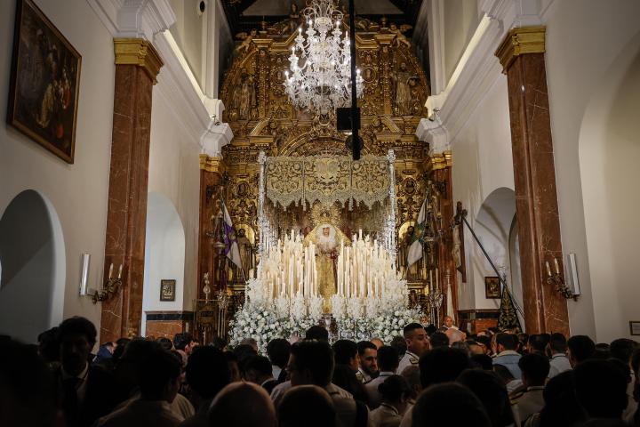 La Virgen de la Esperanza de Triana en la capilla de los Marineros de la Calle Pureza de Sevilla.