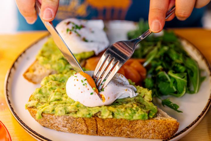 Una tostada de aguacate.