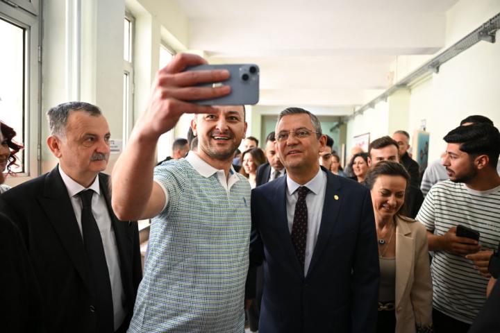 Ozgur Ozel, líder de la oposición en Turquía, se hace un selfi con un seguidor en las elecciones municipales celebradas este domingo.