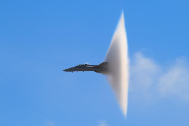 Un caza McDonnell Douglas F-15 luce la nube de vapor que se genera cuando se vuela a la velocidad del sonido o cerca de ella.