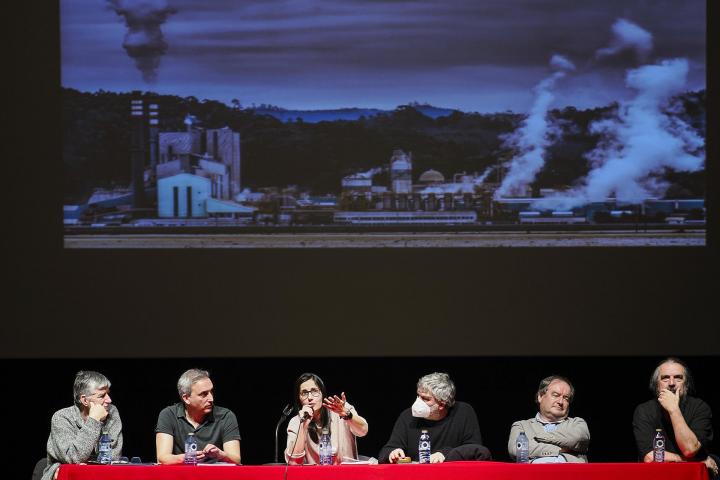 Xaquín Rubido, presidente da Asociación en defensa da Ría de Arousa, Marcos Cernadas, Asociación por la defensa da Ría de Pontevedra, Marta Gontá, vocal de la plataforma Ulloa Viva, Santiago Ortiz, catedrático de Botánica, Rubén Lois, catedrático de análisis Geográfico y doctor en Geografía y Xoán Castro, Ingeniero Agrónomo, durante la reunión que la plataforma Ulloa Viva convocó para informar a los vecinos del impacto social, económico y ambiental de la fabrica Altri.