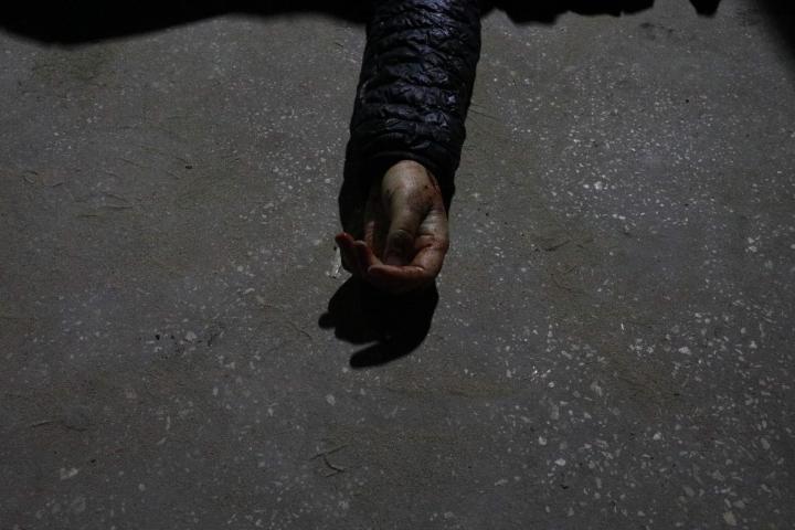 El cuerpo de uno de los fallecidos en el presunto ataque de Israel en el centro de Gaza.