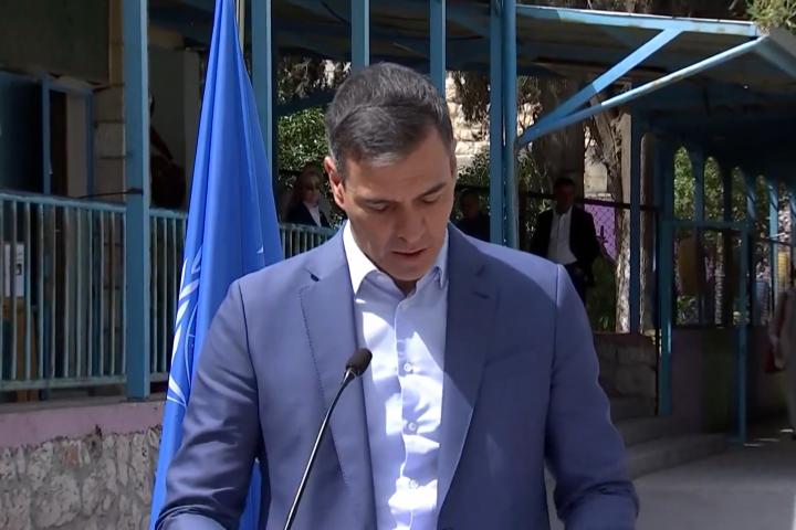El presidente del Gobierno, Pedro Sánchez, durante su comparecencia desde un campo de refugiados de la UNWRA en Amán, la capital de Jordania.