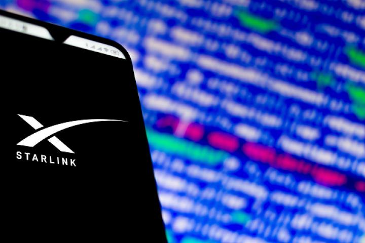 Ilustración con el logo de Starlink en un 'smartphone'.