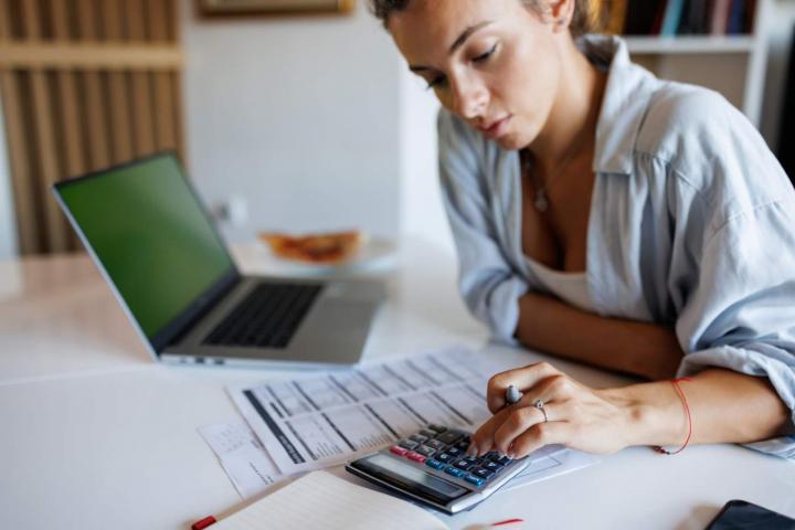 Mujer haciendo la declaración de la Renta