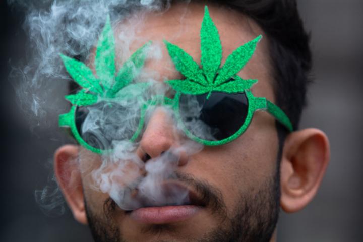 Un entusiasta del cannabis celebra la legalización parcial de la droga en Alemania.