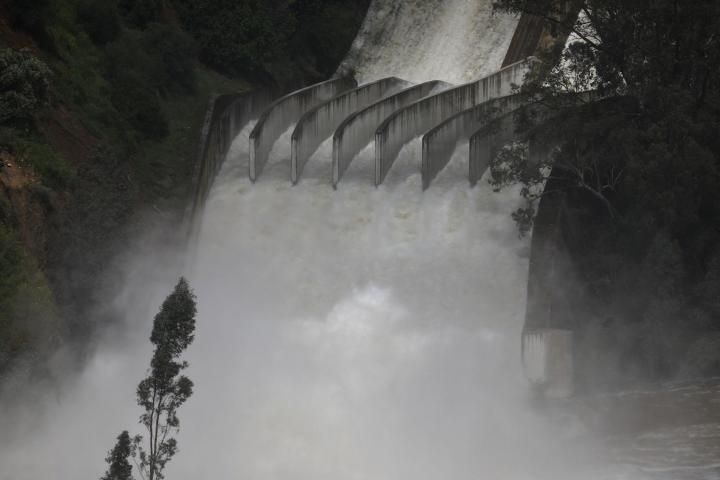 Vista del embalse del Guadalmellato desembalsando agua hoy lunes tras alcanzar 87% de sus 146 hectómetros cúbicos de capacidad. Los embalses andaluces rondan ya el 40 por ciento de su capacidad tras la importante subida registrada por las lluvias de Semana Santa, ya que la comunidad cuenta con alrededor de 4.800 hm3 de los 12.000 hm3 que tiene de capacidad total, una cifra que seguirá aumentando por las aportaciones procedentes de la escorrentía.