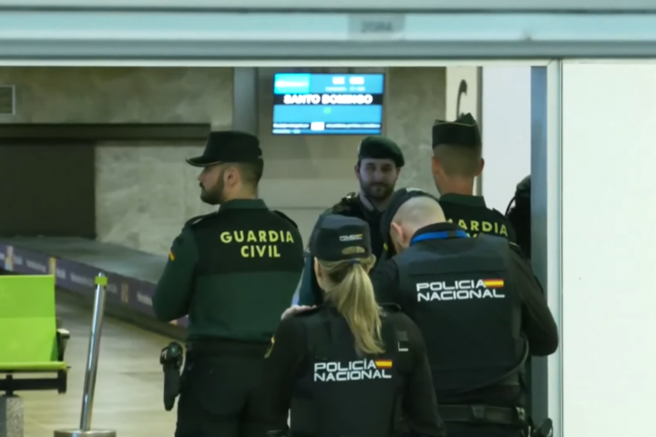 Agentes de la Guardia Civil y Policía Nacional en el filtro anterior a la sala de llegadas del aeropuerto Adolfo Suárez-Madrid Barajas, antes de la llegada de Luis Rubiales.