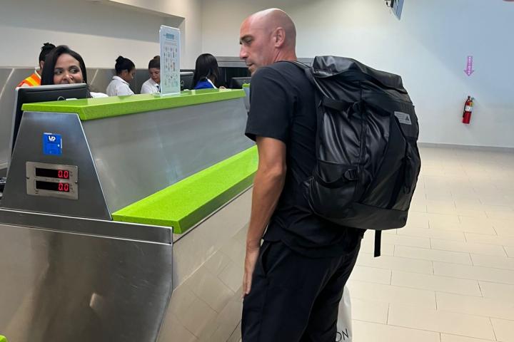 Luis Rubiales, expresidente de la RFEF, en el mostrador de facturación del aeropuerto de Punta Cana.