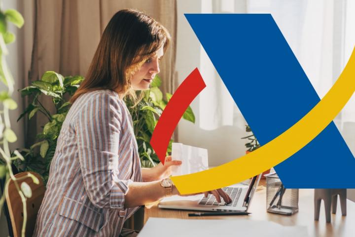 Mujer realizando la declaración de la Renta 2023-2024