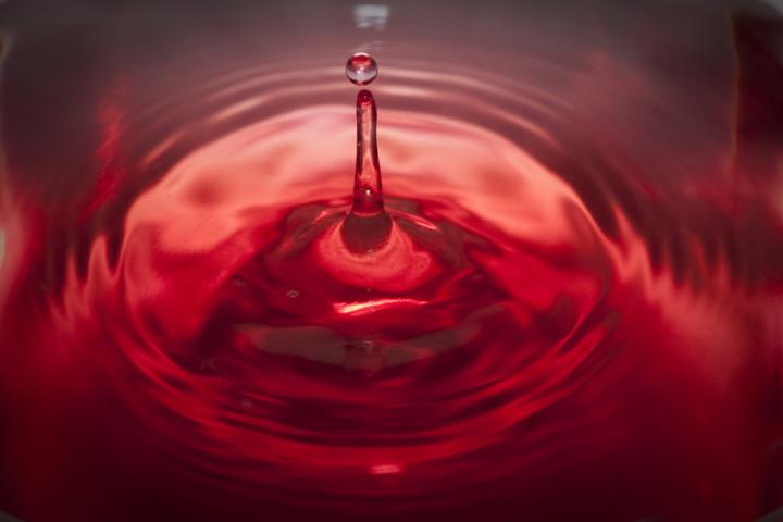 Detalle de una gota de sangre cayendo.