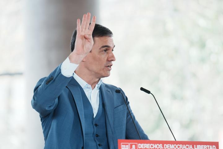 Pedro Sánchez haciendo un gesto con cuatro dedos.