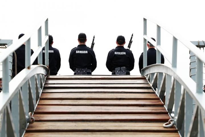 Soldados de la Armada española, a bordo de la fragata 'Álvaro de Bazán', en Ferrol (A Coruña).