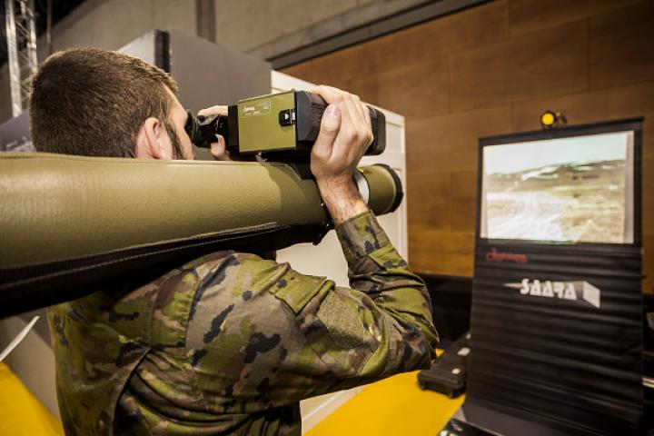 Imagen de archivo de un soldado operando un simulador de lanzacohetes.