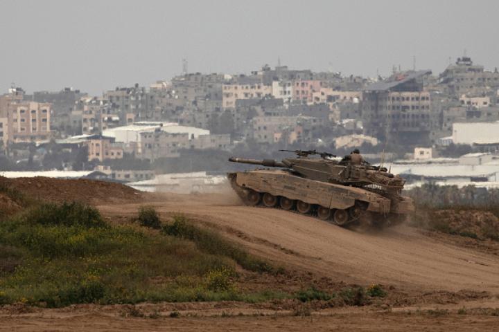 Imagen de archivo de un tanque israelí apostado en la frontera con Gaza.