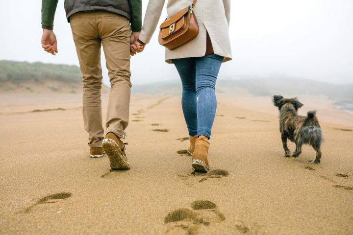 Una pareja paseando por la playa