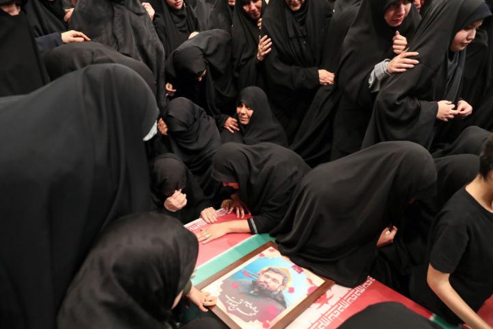 Varias mujeres lloran junto a los cadáveres de los guardias iraníes muertos en el ataque al Consulado