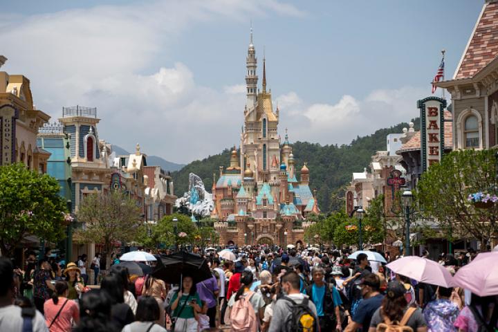 Vista general del parque temático de Disneyland en Hong Kong.