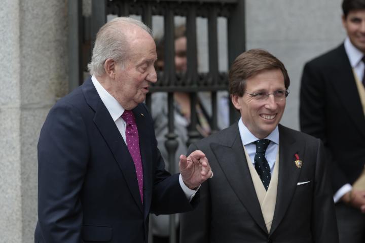 Juan Carlos I junto a Almeida.