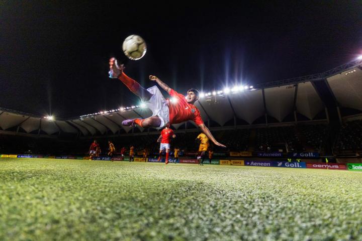 Futbolista en pleno chute espectacular