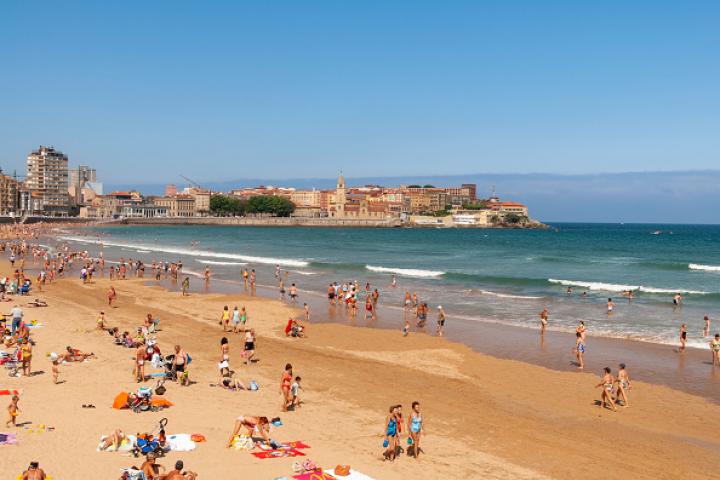 Imagen de archivo de la playa de San Lorenzo, en Gijón (Asturias).